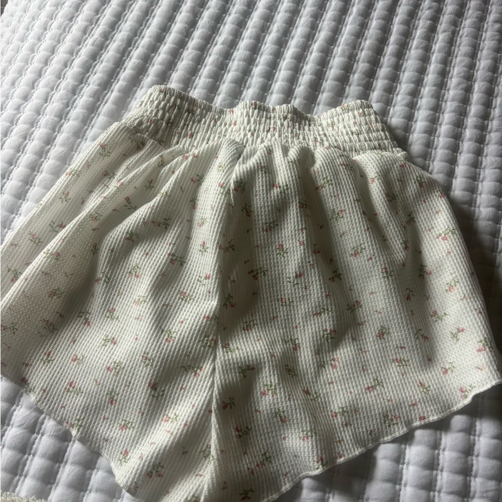 Princess Polly Cream Floral Elastic Shorts